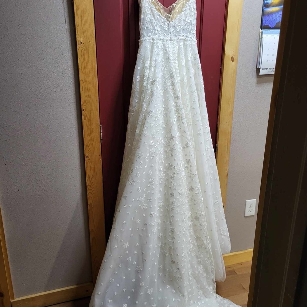 A line wedding dresss - Picture 3 of 7